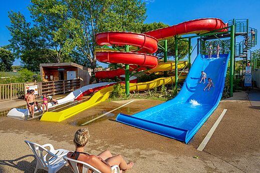 Riesen-Wasserrutschen und Kinder auf Campingplatz CAPFUN Aubrèdes (83).