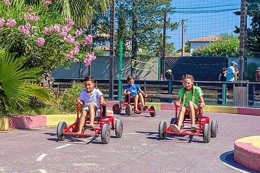 Enfants en karts à pédales sur la piste du camping CAPFUN Aubrèdes (83).