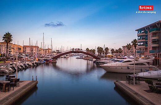 Yachthafen von Fr�jus mit Booten, Br�cke und farbenfrohen Geb�uden, Provence-Alpes-C�te d'Azur.