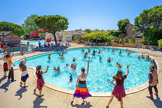 Belebtes Schwimmbad mit Wasseraktivitäten auf dem Campingplatz CAPFUN Aubrèdes in Puget sur Argens.