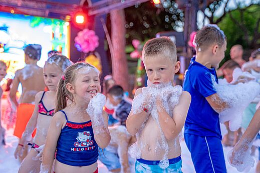 Animation mousse pour enfants au camping CAPFUN Aubrèdes à Puget sur Argens (83).