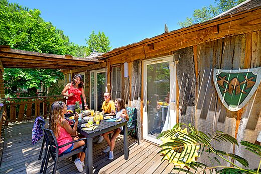 Familie isst auf Mobilheim-Terrasse auf Camping CAPFUN Aubr�des (83).