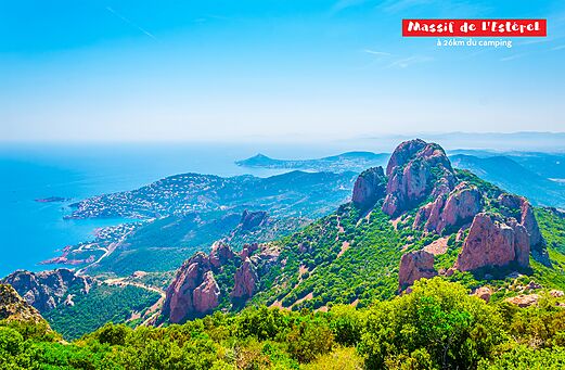 Massif de l'Estérel, felsige Küstenlandschaften und Mittelmeer nahe Puget sur Argens.