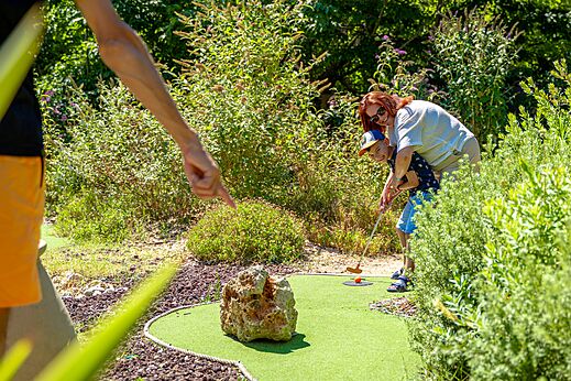 Mini-golf familial au camping CAPFUN Aubrèdes à Puget sur Argens (83).