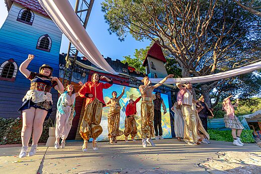 Spectacle d'animation avec artistes costumés au CAPFUN Aubrèdes à Puget sur Argens (83).