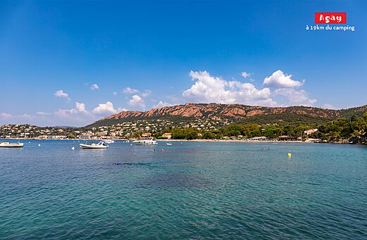 Strand und Bucht von Agay, touristischer Ort in der Nähe des Campings.