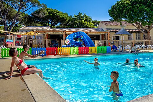 Au�enpool, Wasserrutsche und Familien auf CAPFUN Aubr�des in Puget sur Argens.