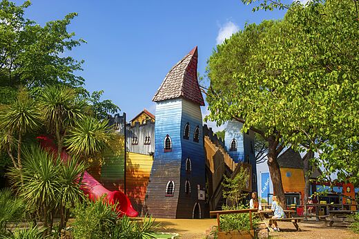 Château de jeux coloré, toboggan rouge au camping CAPFUN Aubrèdes à Puget sur Argens.