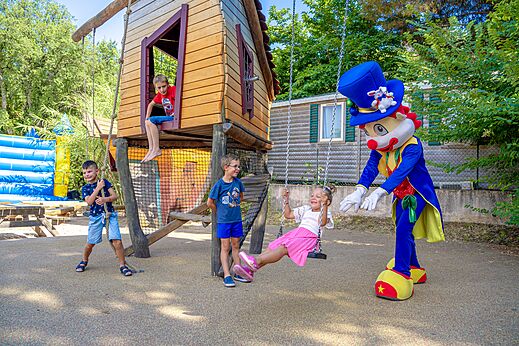 Spielplatz mit Kindern und Maskottchen auf dem Campingplatz CAPFUN Aubr�des in Puget sur Argens (83).