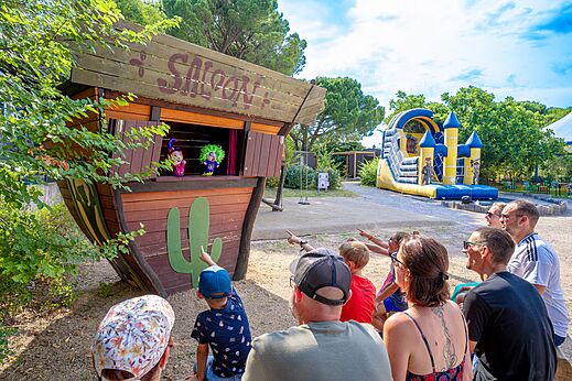 Saloon-Puppentheater und H�pfburg auf dem Campingplatz CAPFUN Aubr�des in Puget sur Argens (83).