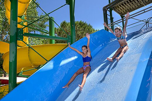 Zwei lachende Kinder auf Wasserrutsche im Camping CAPFUN Aubrèdes in Puget sur Argens (83).