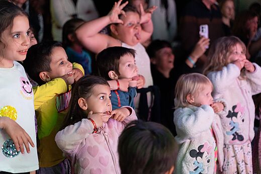 Enfants rieurs et captivés par l'animation au camping CAPFUN Aubrèdes, Puget sur Argens.