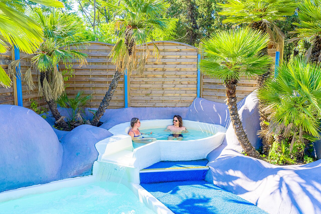 Jacuzzi met twee personen en waterval op camping CLICOCHIC Baie de Cavalaire in Cavalaire-sur-Mer (83).
