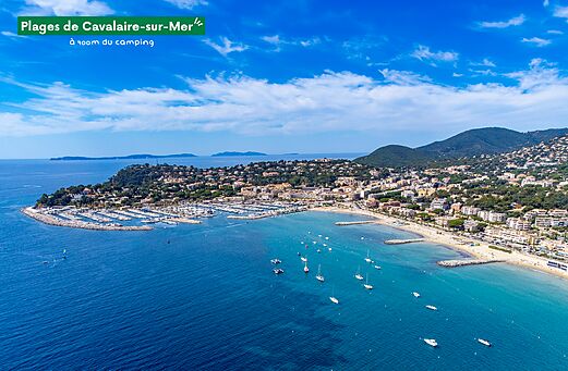 Stranden en jachthaven van Cavalaire-sur-Mer, toeristische bestemming in Provence-Alpes-C�te d'Azur.