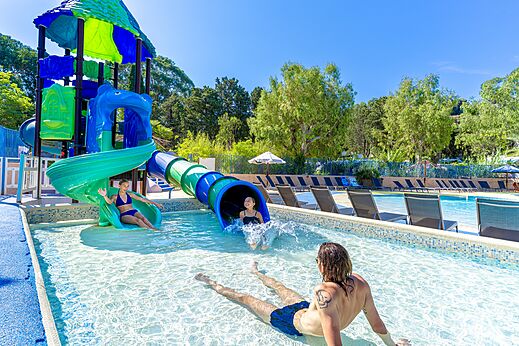 Swimming pool with water slides at CLICOCHIC Baie de Cavalaire campsite in Cavalaire-sur-Mer (83).