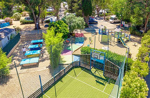 Speeltuin, multisportterrein en tafeltennistafels op camping CLICOCHIC Baie de Cavalaire.