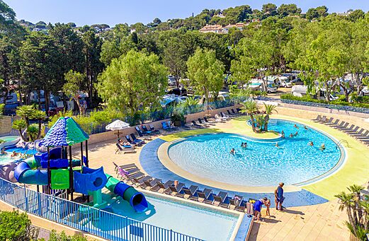 Outdoor pool, children's slides at CLICOCHIC Baie de Cavalaire campsite (83).