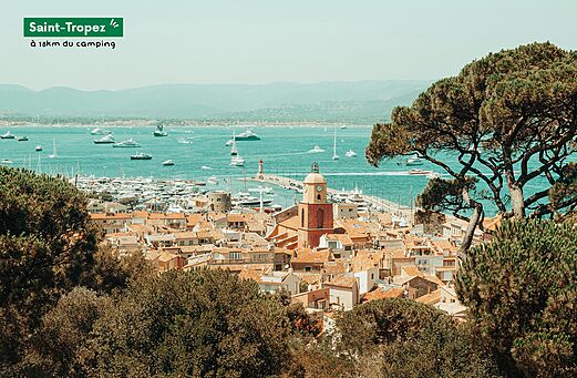 Dorp Saint-Tropez, levendige haven en iconische klokkentoren aan de C�te d'Azur.