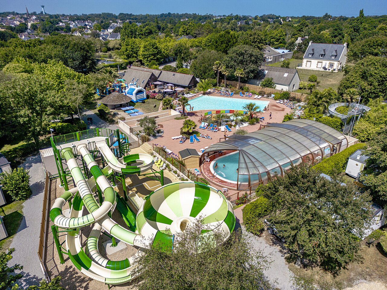 Riesenrutschen, Au�en- und Innenbecken auf dem Campingplatz CLICOCHIC Baie de Douarnenez.