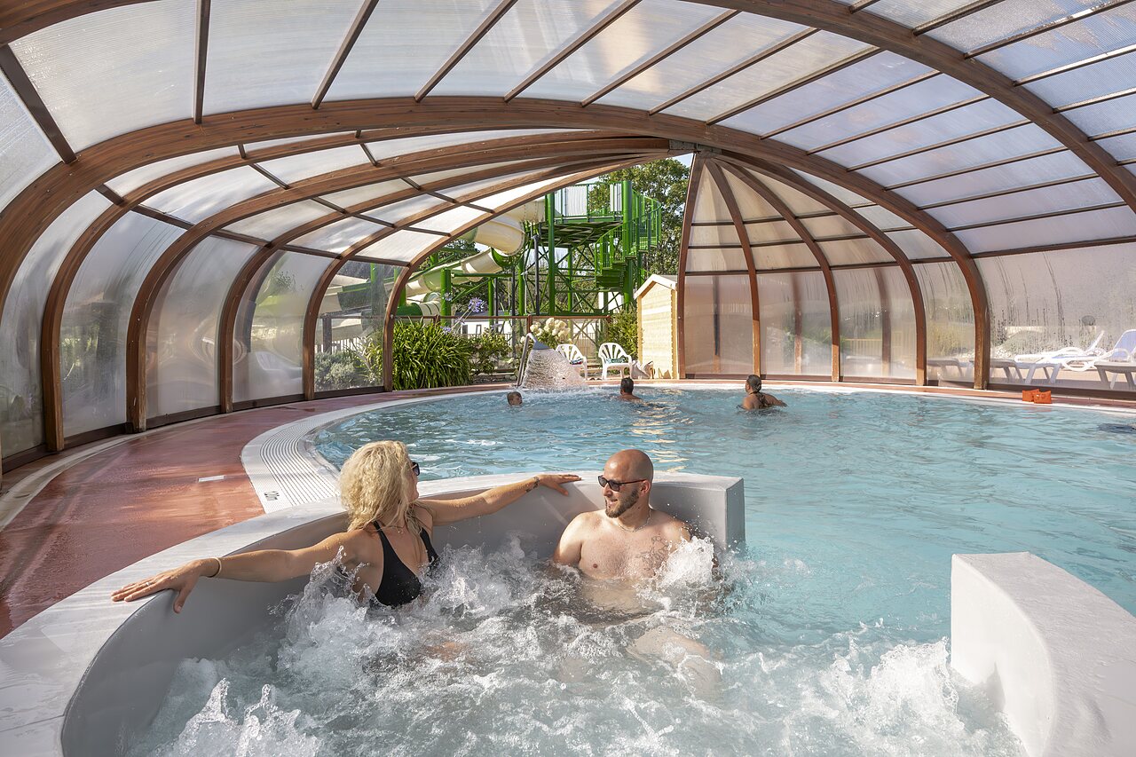 �berdachtes Schwimmbad, Whirlpool und Rutschen auf dem Campingplatz CLICOCHIC Baie de Douarnenez (29).