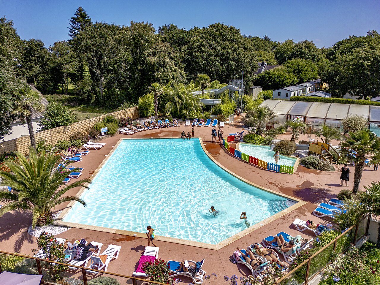 Wasserpark, Rutsche auf Camping CLICOCHIC Baie de Douarnenez in Poullan-sur-Mer.