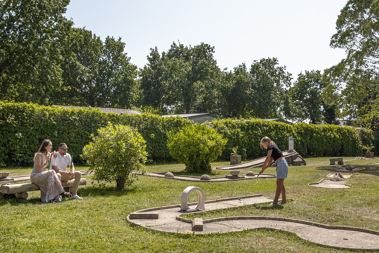 Familien-Minigolf auf dem Campingplatz CLICOCHIC Baie de Douarnenez in Poullan-sur-Mer (29).