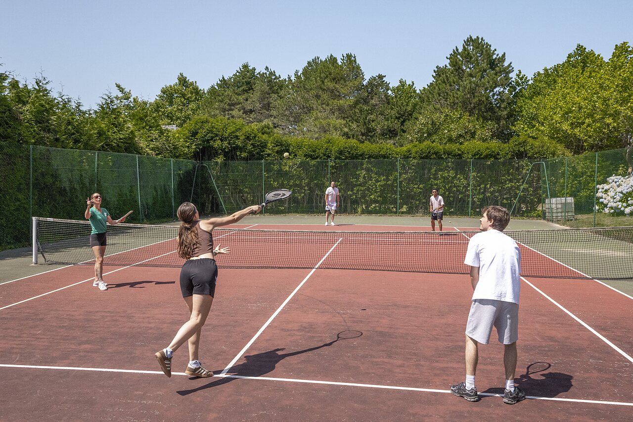 Tennisspieler auf dem Au�enplatz des Campingplatzes CLICOCHIC Baie de Douarnenez.