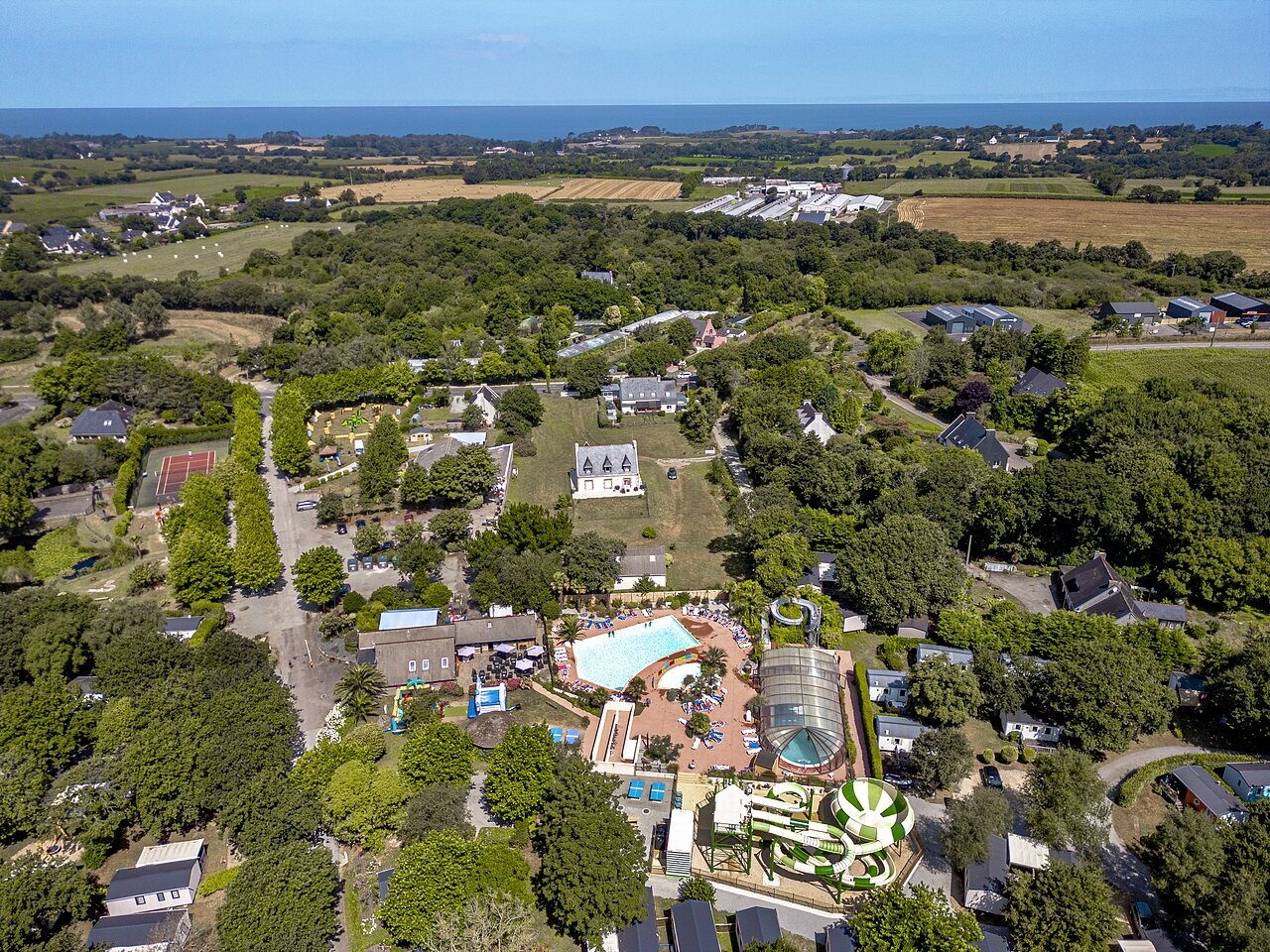 Luftaufnahme des Wasserparks, Pools und Unterk�nfte auf dem Campingplatz CLICOCHIC Baie de Douarnenez in Poullan-sur-Mer (29).