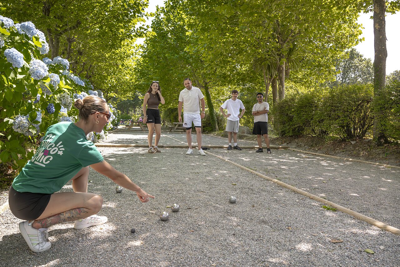 Boule-Spiel auf dem Campingplatz CLICOCHIC Baie de Douarnenez in Poullan-sur-Mer.