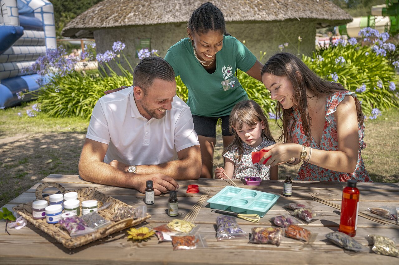 Kreativaktivit�t, Familie, Animateurin, H�pfburg, Camping CLICOCHIC Poullan-sur-Mer.