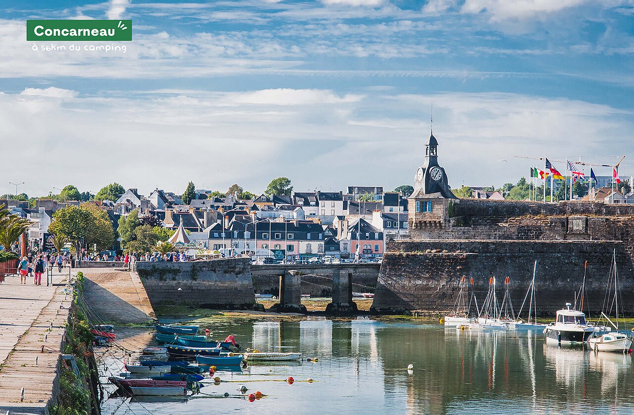 Befestigte Stadt Concarneau, Yachthafen und historische Stadtmauern in der Bretagne.