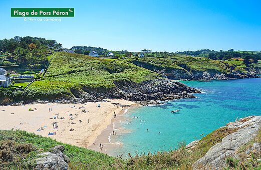 Strand Pors Péron, feine Sandbucht mit türkisfarbenem Wasser in der Bretagne.