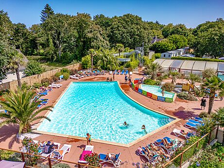 Außenpool, Wasserrutsche und Kinderbecken auf CLICOCHIC Baie de Douarnenez Campingplatz.