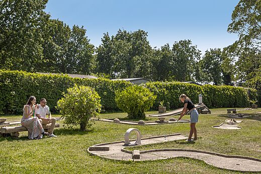 Minigolfanlage für Familien auf Camping CLICOCHIC Baie de Douarnenez, Poullan-sur-Mer (29).