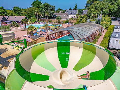 Toboggan aquatique géant, baigneur et piscines au camping CLICOCHIC Baie de Douarnenez (29).