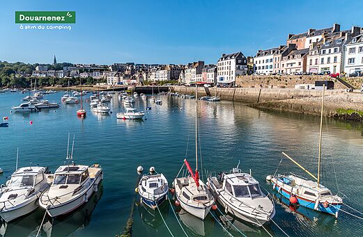 Hafen von Douarnenez mit Booten und bunten Häusern, Finistère, Bretagne.