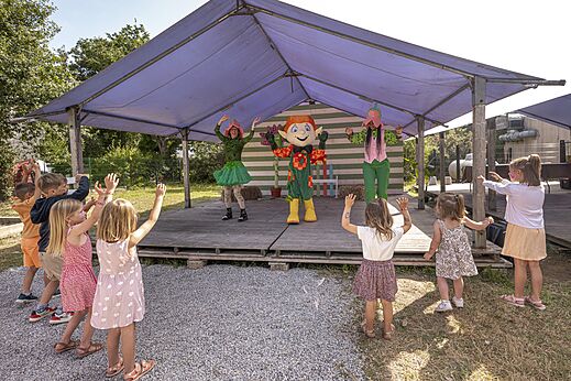 Children's entertainment show with mascot at CLICOCHIC Baie de Douarnenez campsite.
