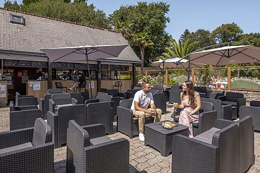 Außenbar, schattige Terrasse, Paar auf dem Campingplatz CLICOCHIC Baie de Douarnenez.