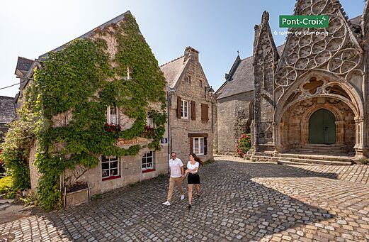 Kopfsteinpflasterstraße und gotische Kirche in Pont-Croix, charmantes Dorf in der Bretagne.