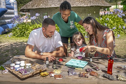 Familie und Animateurin bei Kreativ-Workshop auf Camping CLICOCHIC Baie de Douarnenez in Poullan-sur-Mer (29).