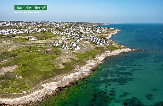 Bucht von Audierne, Küstendorf und türkisfarbenes Wasser in der Bretagne, Frankreich.