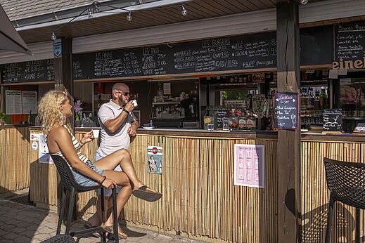 Bar und Restaurant mit Gästen auf dem Campingplatz CLICOCHIC Baie de Douarnenez in Poullan-sur-Mer (29).