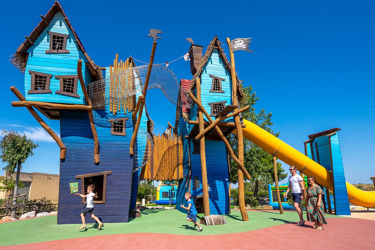 Grande aire de jeux pirate avec toboggan jaune pour enfants au camping CAPFUN Barbacane � NARBONNE (11).