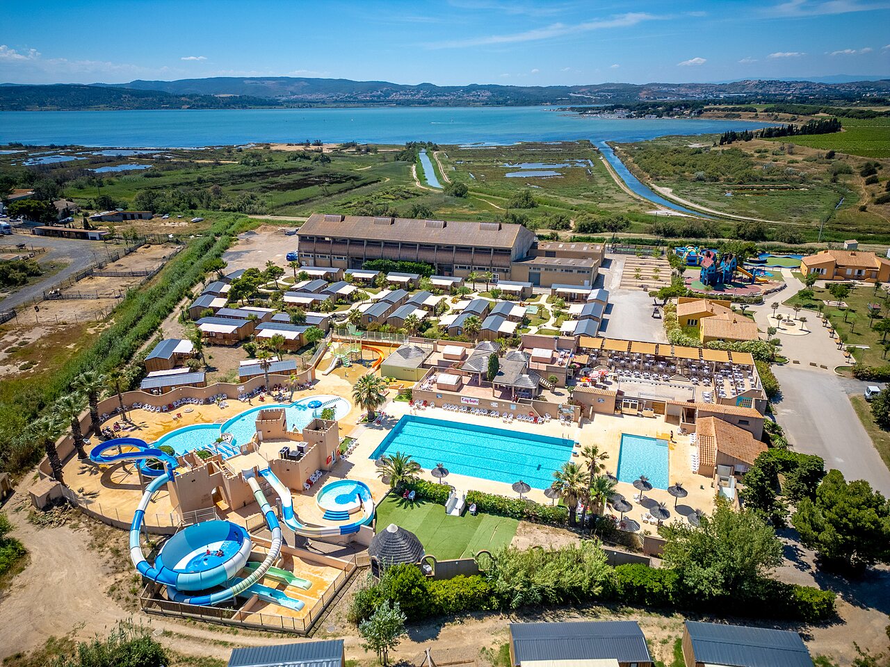 Complexe aquatique, toboggans, piscines et mobile-homes au camping CAPFUN Barbacane � NARBONNE (11).