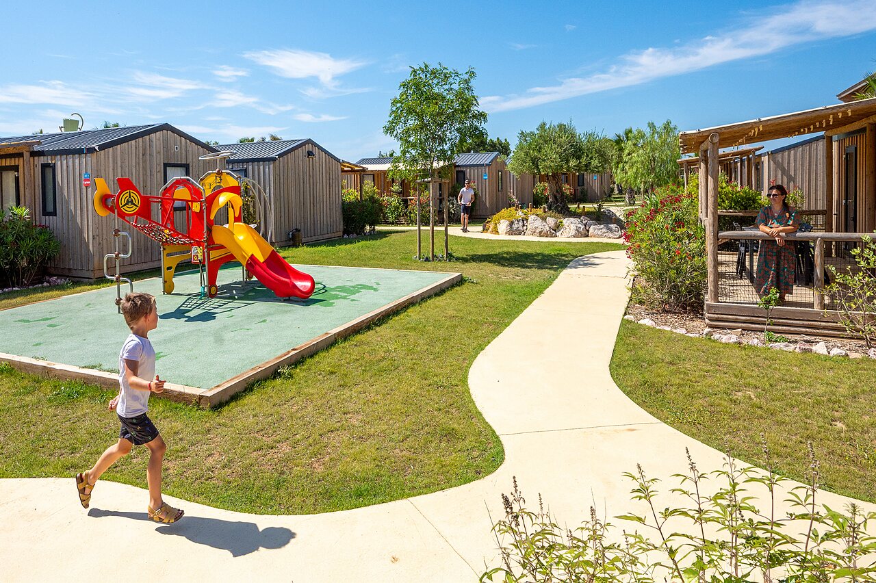 Aire de jeux, toboggan et mobile homes au camping CAPFUN Barbacane � NARBONNE (11).
