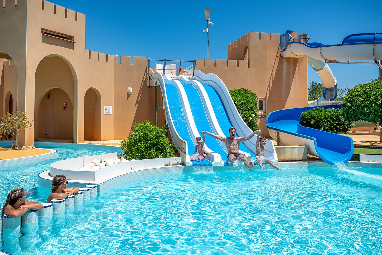 Toboggans aquatiques g�ants, piscine ext�rieure familiale au camping CAPFUN Barbacane � NARBONNE (11).