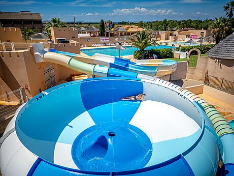 Gigantische spiraal waterglijbaan en zwembad op camping CAPFUN Barbacane in NARBONNE (11).