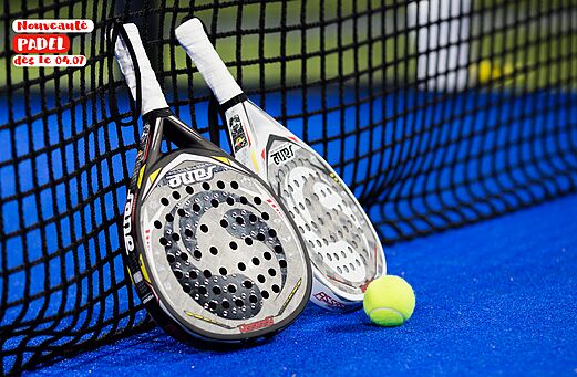 Raquettes et balle de padel sur terrain bleu au camping CAPFUN Barbacane � NARBONNE (11).