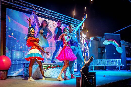 Spectacle d'animation avec artistes et effets lumineux au camping CAPFUN Barbacane � NARBONNE (11).