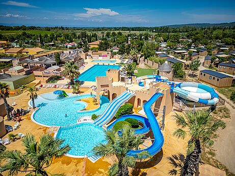 Gro�er Wasserpark mit Pools und Rutschen auf dem Campingplatz CAPFUN Barbacane in NARBONNE (11).